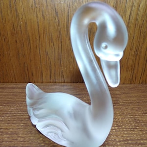 2506 Fenton Clear Frosted Satin 4&quot; Vintage Swan Handmade Glass Figurine - Great Condition