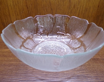 2509 Arcoroc "Fleur" Flower Textured Tempered Glass 9" Vintage Serving Bowl w/ Petal Pattern Made in France -Great Condition