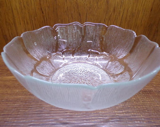 2509 Arcoroc "Fleur" Flower Textured Tempered Glass 9" Vintage Serving Bowl w/ Petal Pattern Made in France -Great Condition