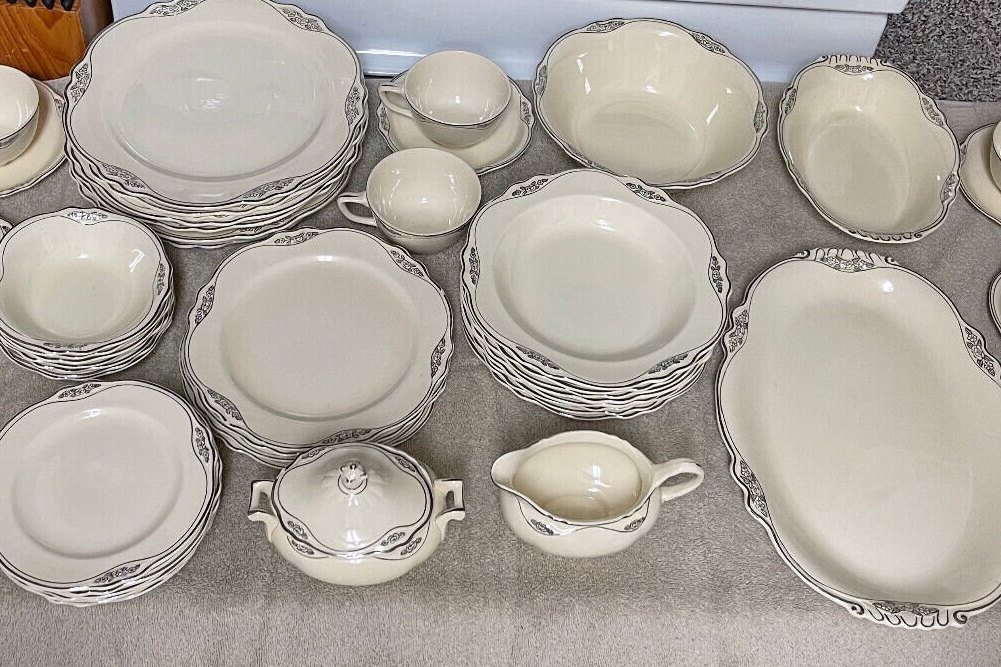 Vintage 1960s Cream Virginia Rose Dinner Plates Vintage 1960s Cream Virginia Rose Dinner Plates