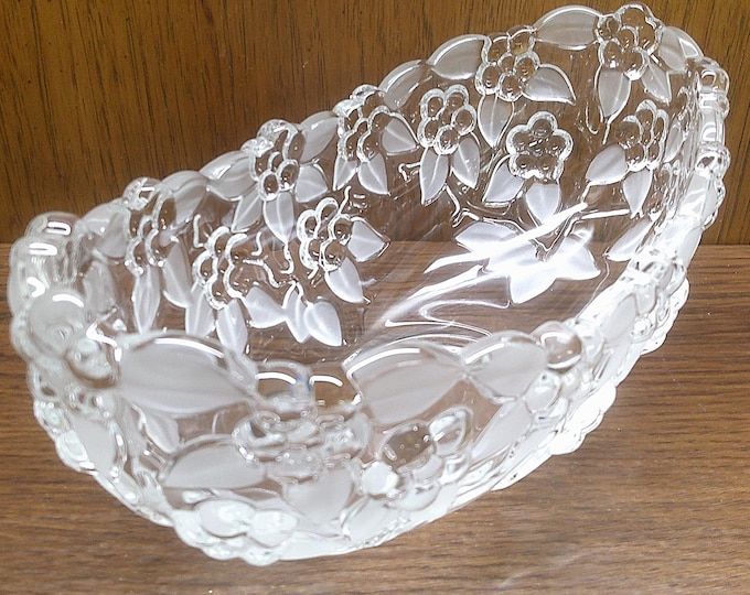 2511 Mikasa Carmen WaltherGlas 10.5" Holly & Berry Clear / Frosted Vintage Oval Bowl - Germany - Great Condition