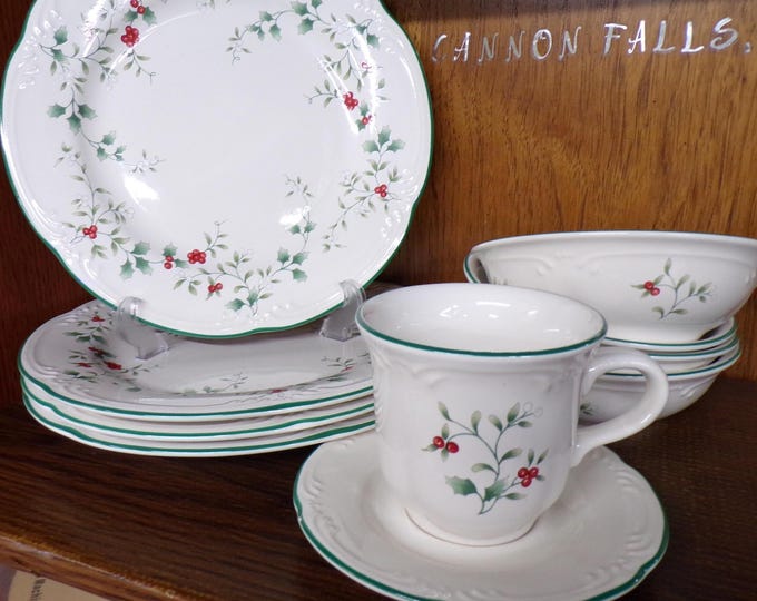 2506 Pfaltzgraff Holly Berry Christmas Holiday Stoneware Green Rim Dinnerware - Great Condition Choose From List: