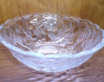 2504 WP&G Vineyard 10" Lattice Fruit Pattern Thick Glass Bowl Made in Japan - Great Condition