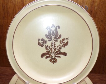 2506 Pfaltzgraff Village Folk Art Stoneware Pottery 10.5" Dinner Plates Set of 4 Brown on Beige w/ Brown Rim Made in USA - Great Condition
