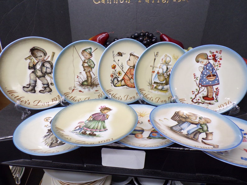 2309 Avon Mothers Day Plates Sister Berta Hummel Limited Series Vintage