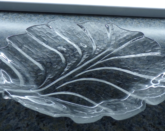 2207 Leaf Design Trinket Dish / Candy Bowl Vintage 7.5" Clear Glass - Good Condition No Chips or Cracks