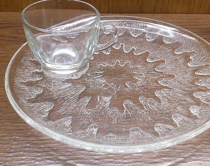 2501 Indiana Glass Sunburst Sparkling Crystal Vintage 8 pc Snack Set - (4) 9" Plates & (4) Cups - Great Condition No Chips or Cracks