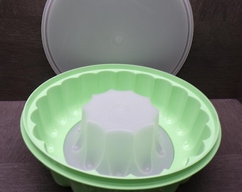 2605 Tupperware Green Jello Mold Ice Ring 9.5" 3 pc Vintage Holiday