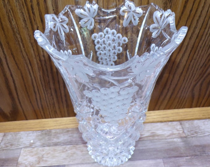 2508 Godinger Shannon 24% Lead Crystal Pineapple Cut Vintage 9" Vase with Frosted Grapes & Leaves - Great Condition