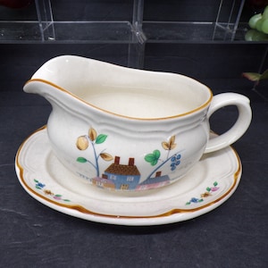2308 International Heartland Stoneware 2 pc Vintage Gravy Boat & Under Plate - Great Condition No Chips or Cracks