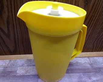 2511 Tupperware Classic Vintage 2 Qt Yellow Pitcher With Tight Seal Push Button Starburst Lid 800-9 - Good Condition