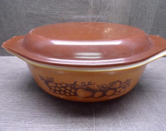 2608 Pyrex 043 Vintage 1970's Old Orchard 1.5 qt. Oval Casserole Dish Butterscotch with Brown Fruit & Vine Motif with Brown Glass Lid