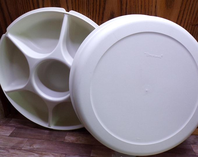 2508 Tupperware 13.5" Almond Divided Vegetable Tray Keeper Transporter #1665-3 Vintage - Great Condition