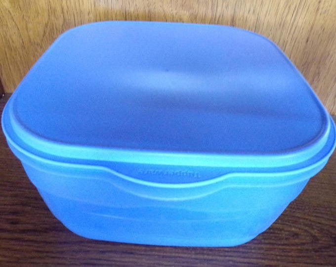2505 Tupperware Impressions Blue 11"x11"x5.5" Tall Container w/ Lid - Great Condition