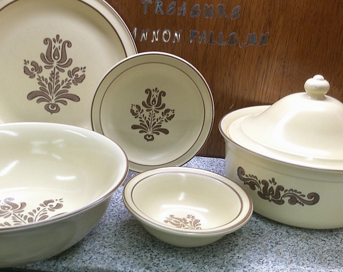 2406 Pfaltzgraff Village Stoneware Brown on Tan Dinnerware Made in USA - Excellent Condition