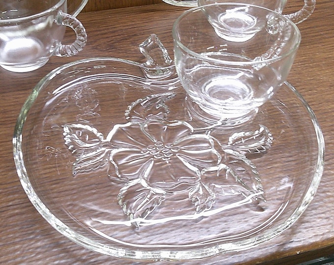 2501 Hazel Atlas 8" Orchard Crystal Apple Blossom Glass 8 pc Snack Set - 4 Plates & 4 Cups - Great Condition