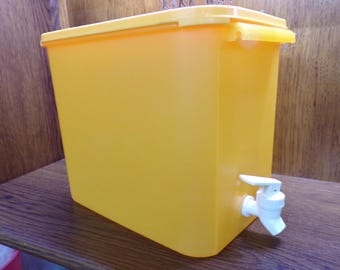 2505 Tupperware Water Dispenser 8.7L Yellow/Orange Color Drink Container 4762A-1 - Great Condition
