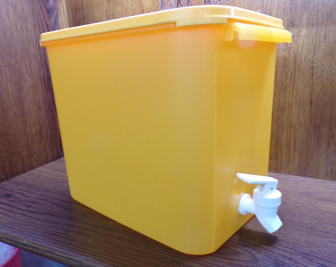 2505 Tupperware Water Dispenser 8.7L Yellow/Orange Color Drink Container 4762A-1 - Great Condition