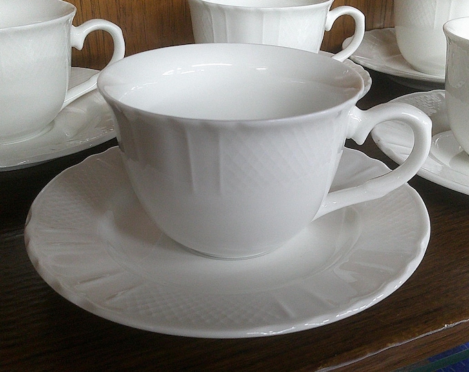 2501 Farberware Lattice White Vintage 2001 Oven to Table China 11 pc Set - 6 Saucers & 5 Cups - Excellent Condition