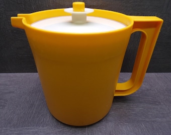 2606 Tupperware 1575-4 Classic Round 1.5 qt. 6.5" Push Button Seal Yellow Pitcher