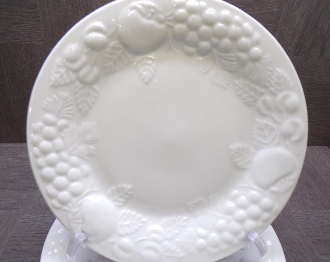 2602 Sauvignon Stoneware Raised Fruit White 7.75" Discontinued Salad / Snack Plates Set of 4- Great Condition