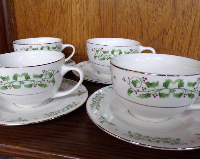 2505 Gibson Everyday Holiday Charm Holly & Berry 8 pc Set Christmas Holiday 4 Cups and 4 Saucers - Great Condition