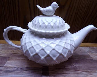 2511 Grace TeaWare White Lattice Victorian Bird Footed 6" Tall Vintage Teapot w/Lid - Excellent Condition
