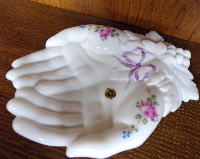 2505 Westmoreland Milk Glass Queen Victoria Open Hands 7.5" x 6" Roses & Bow Trinket / Soap Dish w/ Stamp and Sticker - Great Condition
