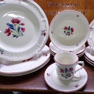 Artena Large Ceramic Dinner Plates Set Of 4, 10.75 Inch Embossed Kitchen Salad