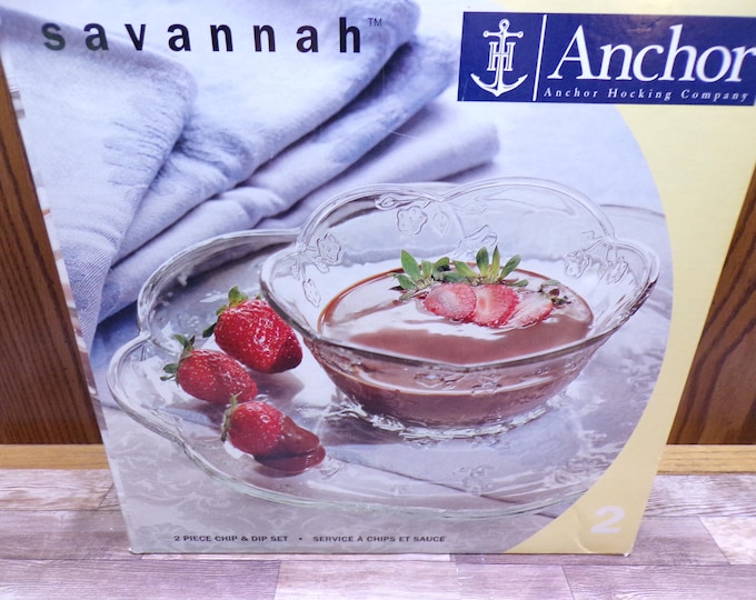 2509 Anchor Hocking Glass Savannah 2 pc Chip n Dip Set 12" Platter & 6" Bowl Flower Shaped w/Embossed Flowers - Great Condition in Orig. Box