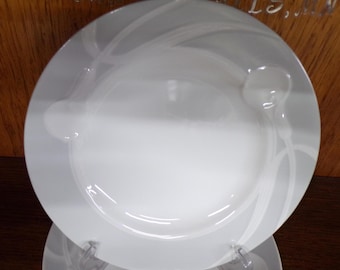 2505 Mikasa Classic Flair Gray LDB03 Fine China Calla Lily 8" Salad / Snack Plates Set of 4 - Great Condition