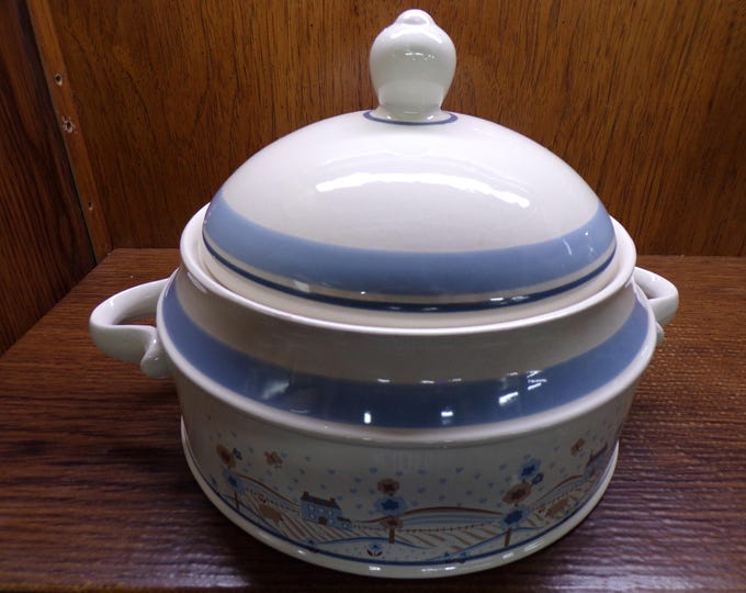 2411 Museum Collection 9" Covered Casserole Dish Primitif by Hearthside Stoneware Discontinued Micro, Oven, Dishwasher Safe- Great Condition