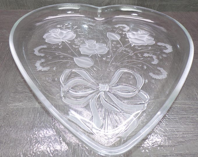 2602 Mikasa Heart Rose Bouquet 12.5" Raised Rim Textured Serving Platter - Frosted Roses & Bow - Great Condition