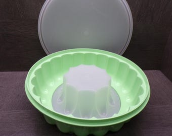 2605 Tupperware Green Jello Mold Ice Ring 9.5" 3 pc Vintage Holiday
