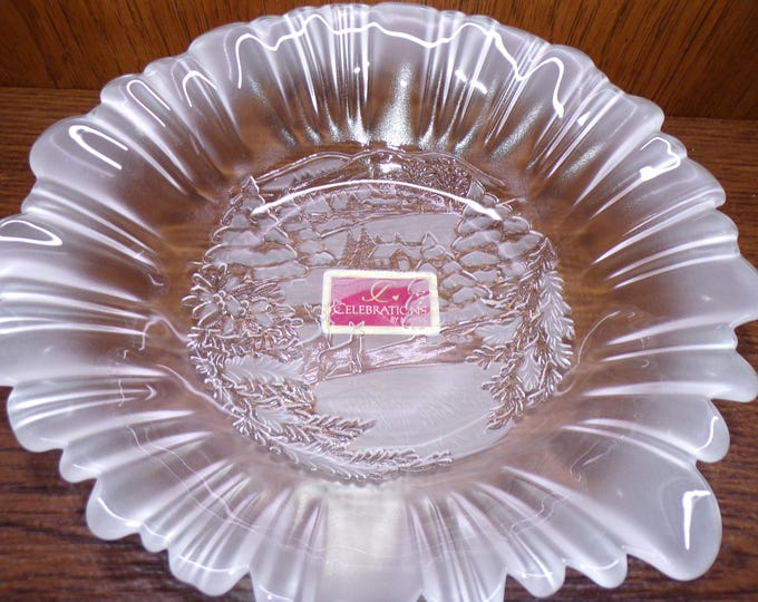 2503 Mikasa Celebrations SA843/728 Winter Dreams Vintage 10.5" Christmas Holiday Bowl with Frosted Satin Edge - Great Condition in Orig. Box