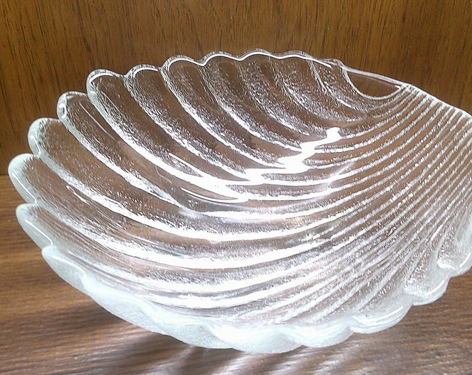 2502 Anchor Hocking Textured Glass Clam Shell 11" Vintage Centerpiece / Serving Bowl - Great Condition No Chips or Cracks