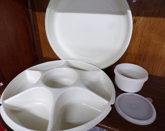 2505 Tupperware Vintage 4 pc Set Almond Divided Vegetable Transporter, Keeper, Tray with Dip Bowl & Lids - Great Condition