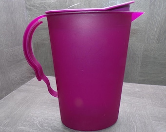 2608 Tupperware Impressions 9.5" Vintage Radish Purple Pitcher 2 Qt Rocker Lid