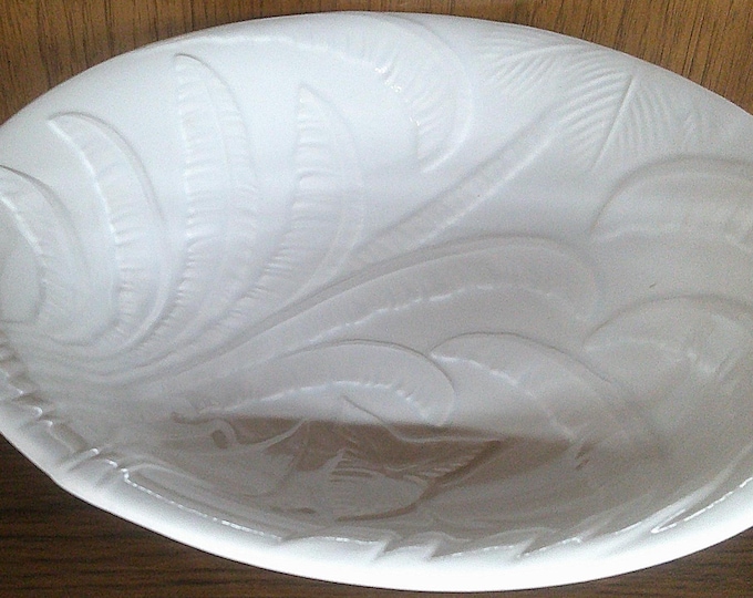 2502 California Pottery 13.5" Centerpiece Fruit Bowl Textured Tropical Plants and Palm Tree - Great Condition