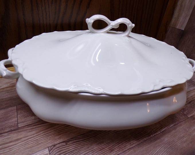 2511 Johnson Bros White 10" x 7.5" Oval Covered Vegetable Bowl Made in England - Good Condition