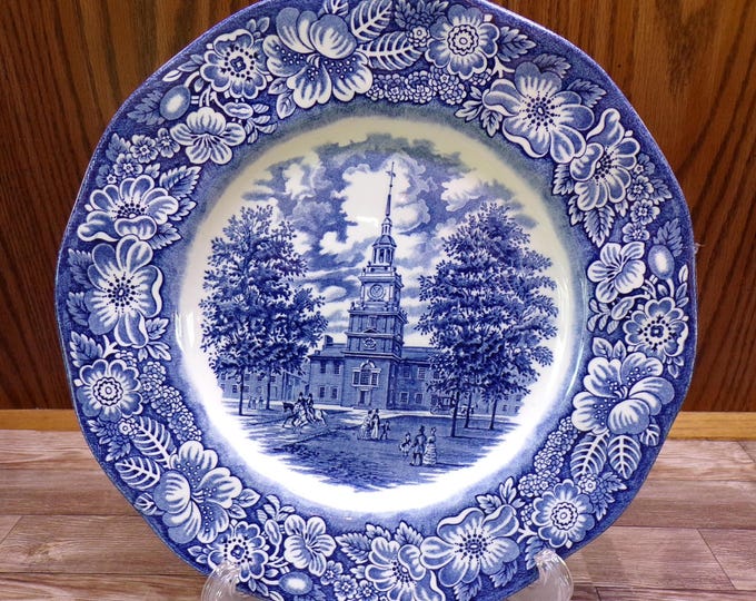 2510 Staffordshire Ironstone Liberty Blue Independence Hall 10" Dinner Plate Hand-engraved Made in England - Great Condition