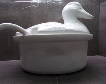 2608 California Pottery 11" x 8" x 8.5" Tall Vintage White Ceramic Duck Tureen USA Missing Spoon Tiny Rim Chip