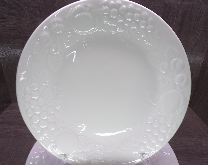 2602 Sauvignon Stoneware Raised Fruit White 10.5" Discontinued Dinner Plates Set of 4- Great Condition Light Scratches