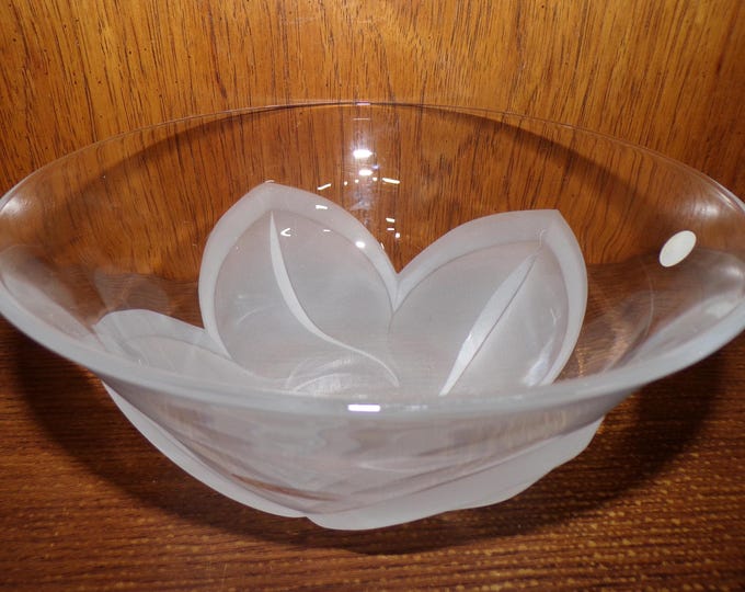 2507 Frosted Leaf Design Fruit Bowl Vintage 24% Lead Crystal 9" - Made in France - Celebrate - Elise - Excellent Condition