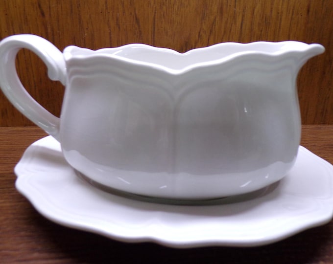 2504 Harmony House Federalist Gravy Boat & Underplate - Good Condition