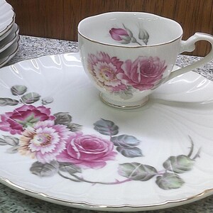 2409 Ensembles d&#39;assiettes et de tasses à déjeuner festonnés 23 cm, motif roses, bordures dorées vintage du Japon, fleurs roses et rouges - 10 pcs (5) tasses et (5) assiettes - Bon état