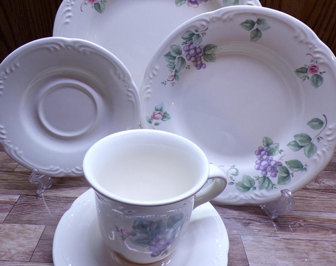 2511 Pfaltzgraff Grapevine Vintage Stoneware - Purple Grapes & Pink Rosebuds - Great Condition Choose from List: