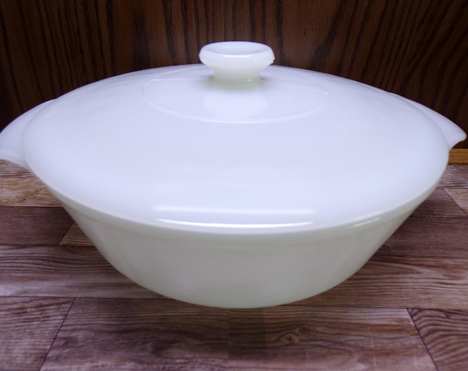2508 Anchor Fire King Vintage Milk Glass 1.5 qt Covered Casserole - Great Condition No Chips, Stains or Cracks