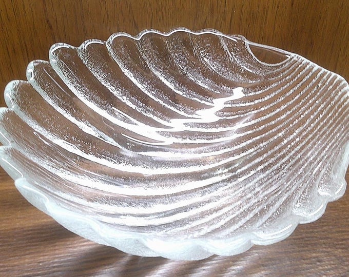 2502 Anchor Hocking Textured Glass Clam Shell 11" Vintage Centerpiece / Serving Bowl - Great Condition No Chips or Cracks