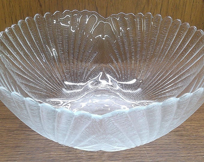 2410 Arcoroc Seashell Pattern 10" Vintage Textured Tempered Serving Bowl Made in France - Great Condition